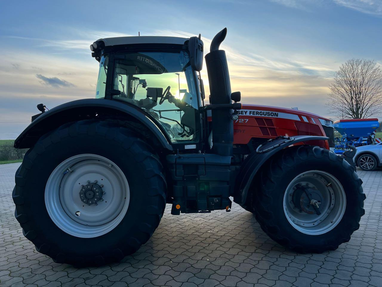 Massey Ferguson MF 8727 Dyna-VT - Traktor: 3 kép. Massey Ferguson MF 8727 Dyna-VT - Traktor: 3 kép.