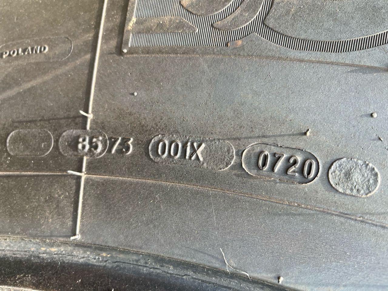 Michelin OmniBiB - Gumiabroncs: 4 kép. Michelin OmniBiB - Gumiabroncs: 4 kép.