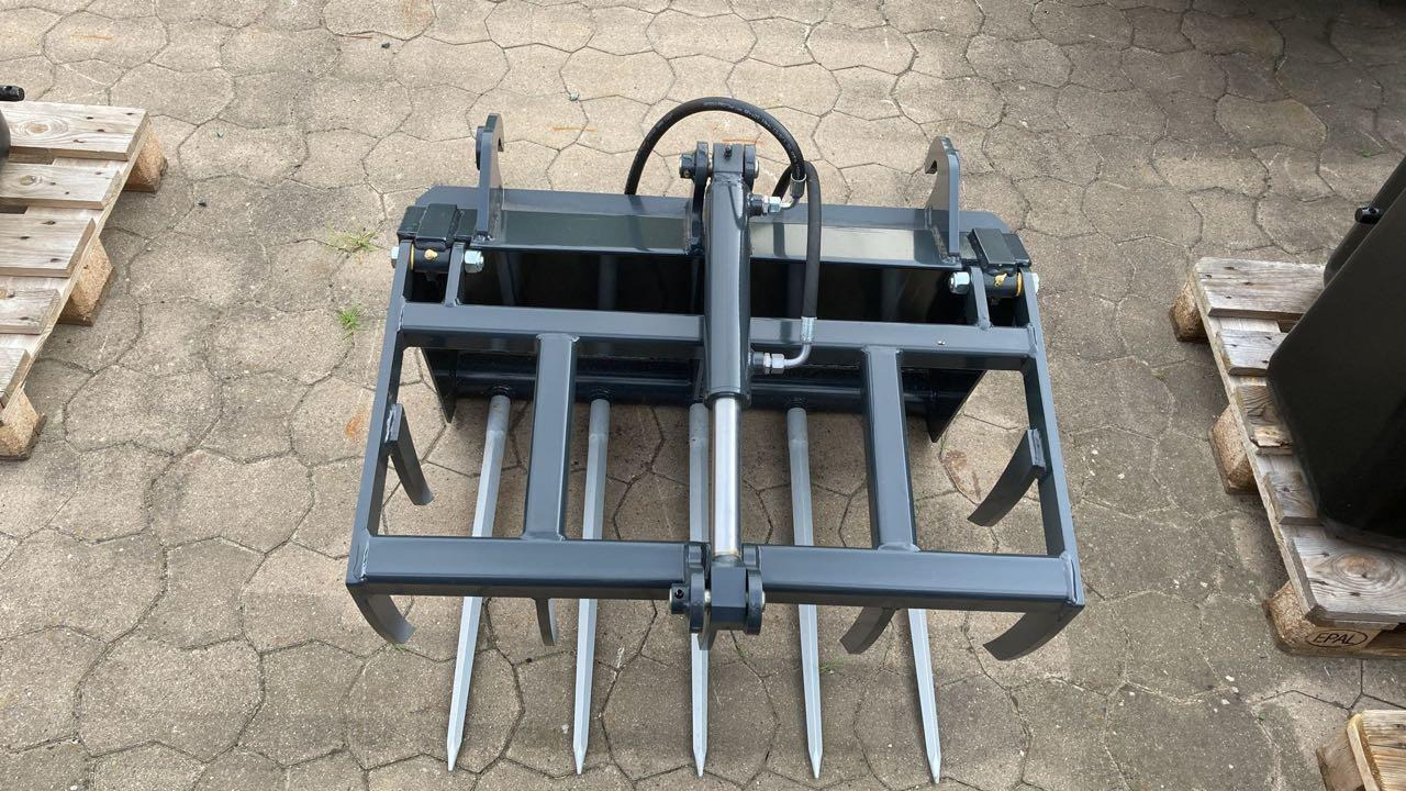 Schäffer Krokodilgebiss - Silózó berendezések: 3 kép. Schäffer Krokodilgebiss - Silózó berendezések: 3 kép.