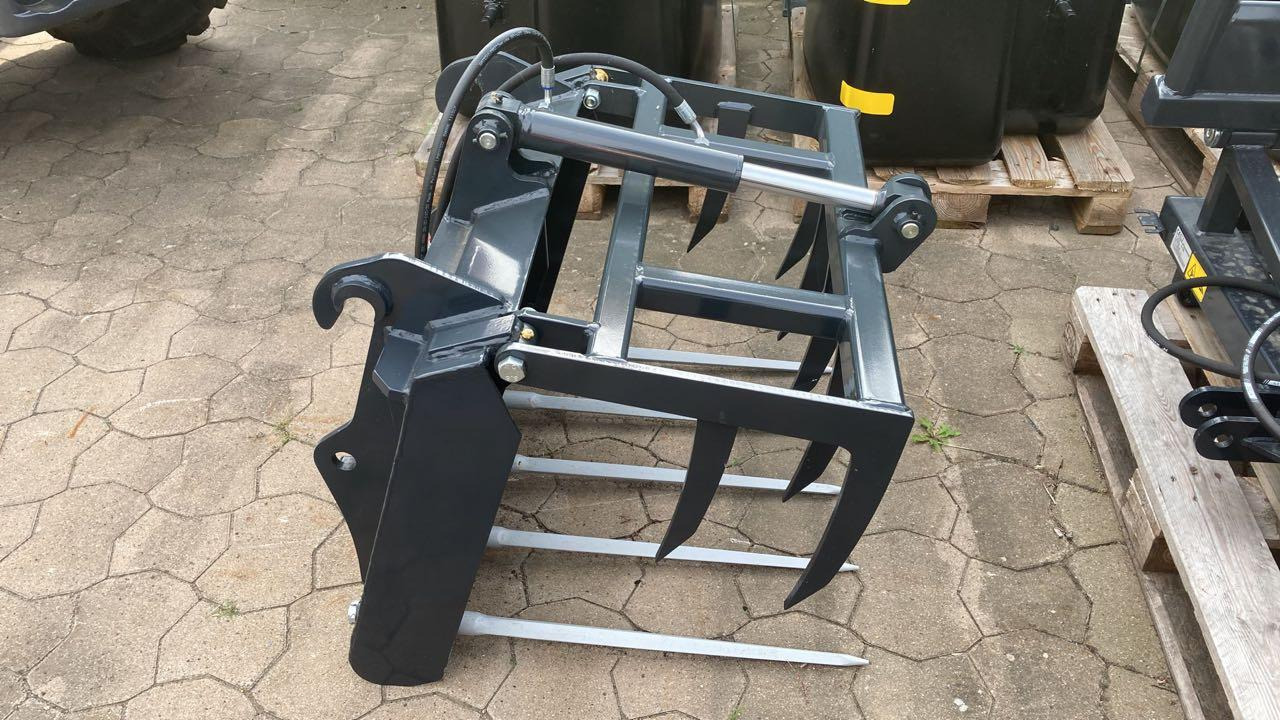 Schäffer Krokodilgebiss - Silózó berendezések: 4 kép. Schäffer Krokodilgebiss - Silózó berendezések: 4 kép.