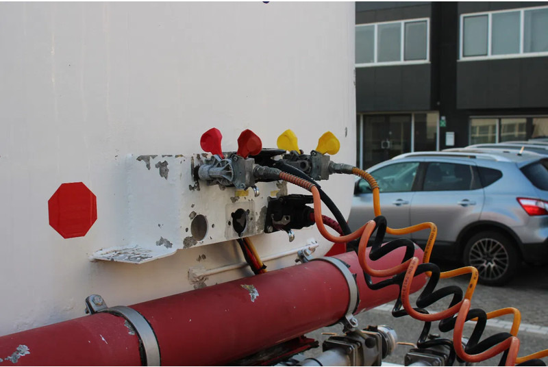 Atcomex + 3 AXEL + 32.000 ltr Fuel transport - Tartályos félpótkocsi: 3 kép. Atcomex + 3 AXEL + 32.000 ltr Fuel transport - Tartályos félpótkocsi: 3 kép.