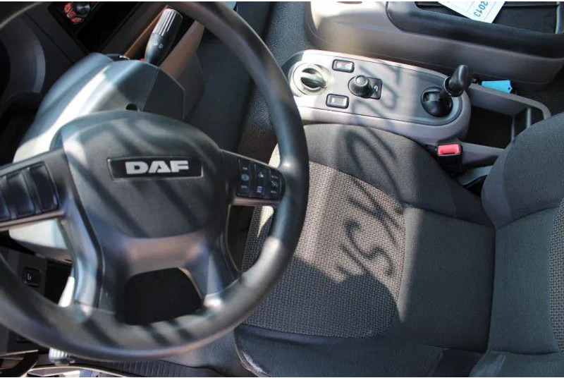 DAF LF 180 + Euro 6 + Dhollandia Lift + 12t - Dobozos felépítményű teherautó: 5 kép. DAF LF 180 + Euro 6 + Dhollandia Lift + 12t - Dobozos felépítményű teherautó: 5 kép.