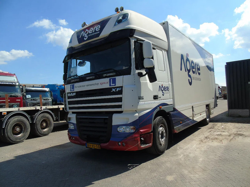DAF XF 105 .460 + MANUAL + EURO 5 - Dobozos felépítményű teherautó: 2 kép. DAF XF 105 .460 + MANUAL + EURO 5 - Dobozos felépítményű teherautó: 2 kép.