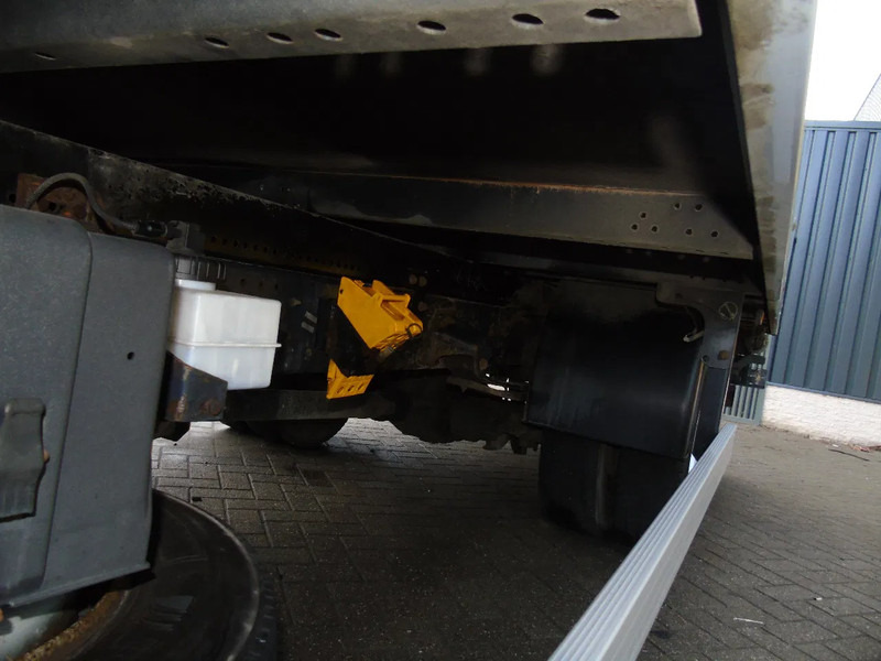 Dobozos felépítményű teherautó Iveco Eurocargo 80E18 + 3 SEATS: 13 kép. Dobozos felépítményű teherautó Iveco Eurocargo 80E18 + 3 SEATS: 13 kép.