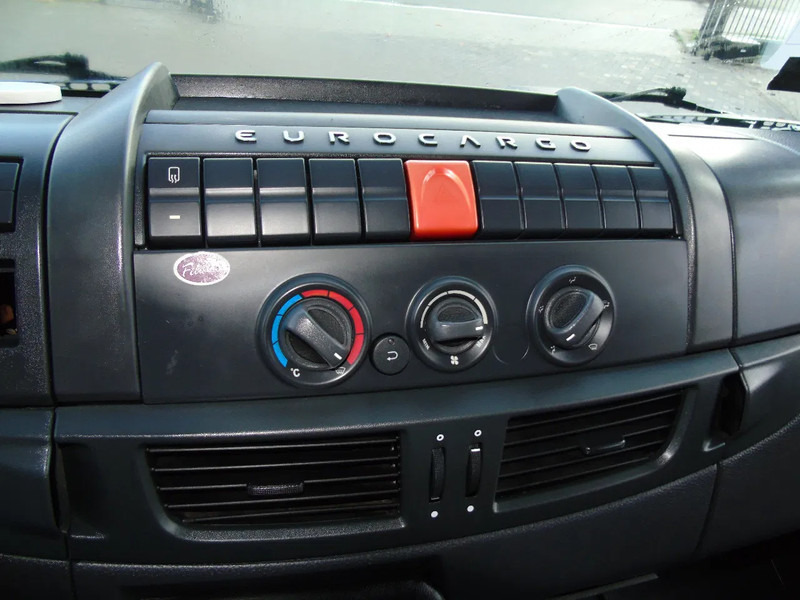 Dobozos felépítményű teherautó Iveco Eurocargo 80E18 + 3 SEATS: 9 kép. Dobozos felépítményű teherautó Iveco Eurocargo 80E18 + 3 SEATS: 9 kép.