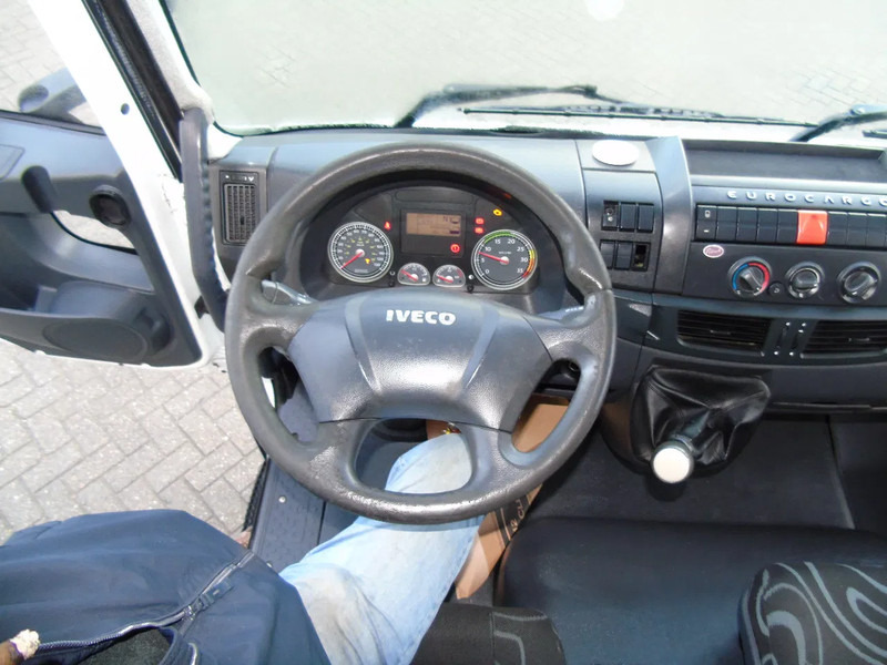 Iveco Eurocargo 80E18 + 3 SEATS - Dobozos felépítményű teherautó: 4 kép. Iveco Eurocargo 80E18 + 3 SEATS - Dobozos felépítményű teherautó: 4 kép.