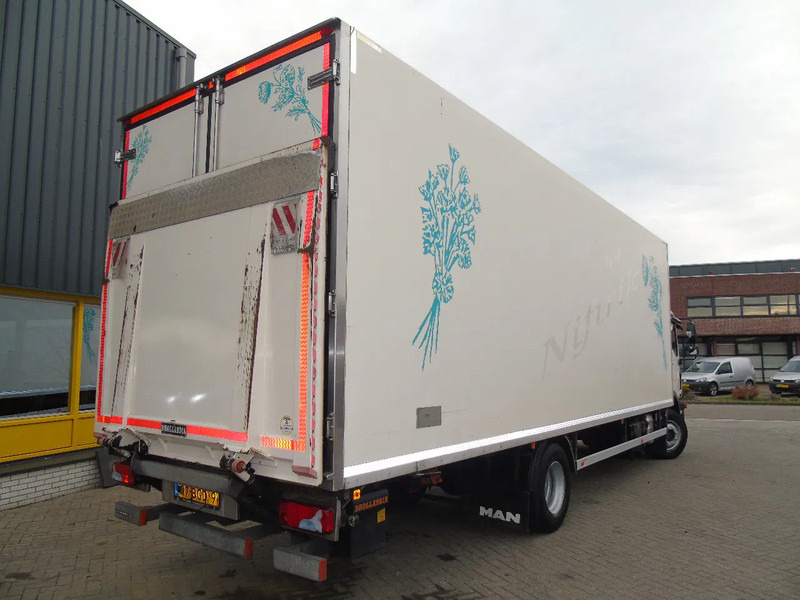 MAN TGM 12.250 + EURO 6 - Dobozos felépítményű teherautó: 3 kép. MAN TGM 12.250 + EURO 6 - Dobozos felépítményű teherautó: 3 kép.