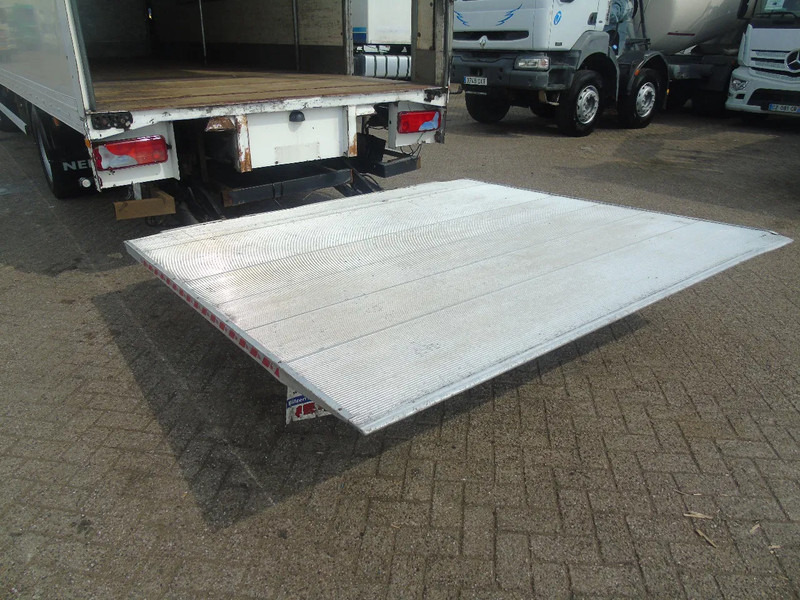 Dobozos felépítményű teherautó MAN TGM 15.250 + MANUAL + EURO 5 + LIFT: 9 kép.