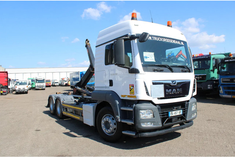 MAN TGS 28.460 + 6X2 + HOOKSYSTEM 20TONS + EURO 6 - Horgos rakodó teherautó: 3 kép. MAN TGS 28.460 + 6X2 + HOOKSYSTEM 20TONS + EURO 6 - Horgos rakodó teherautó: 3 kép.