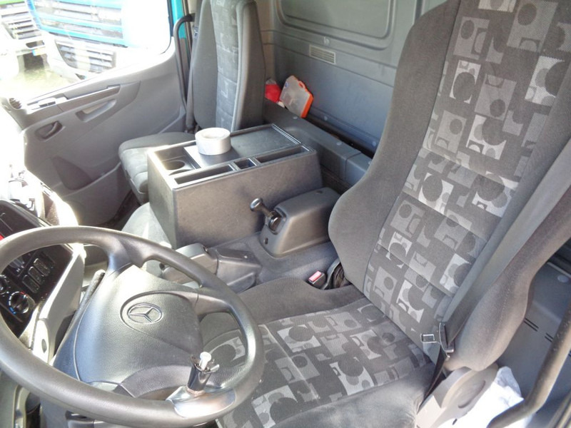 Mercedes-Benz AXOR 1823 + Dhollandia Lift - Dobozos felépítményű teherautó: 4 kép. Mercedes-Benz AXOR 1823 + Dhollandia Lift - Dobozos felépítményű teherautó: 4 kép.