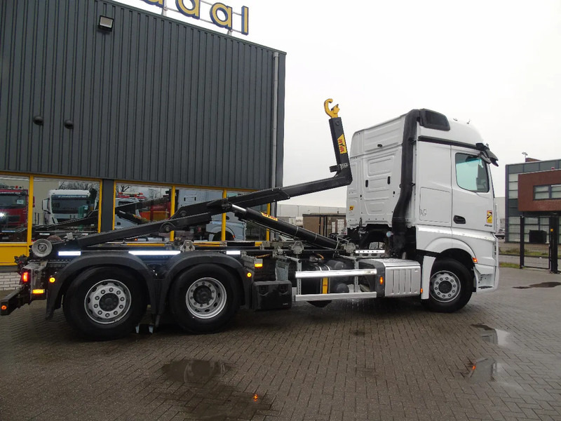 Mercedes-Benz Actros 2548 + 6x2 + RETARDER + 132.000km + 20TON HOOK HYVA - Horgos rakodó teherautó: 4 kép. Mercedes-Benz Actros 2548 + 6x2 + RETARDER + 132.000km + 20TON HOOK HYVA - Horgos rakodó teherautó: 4 kép.