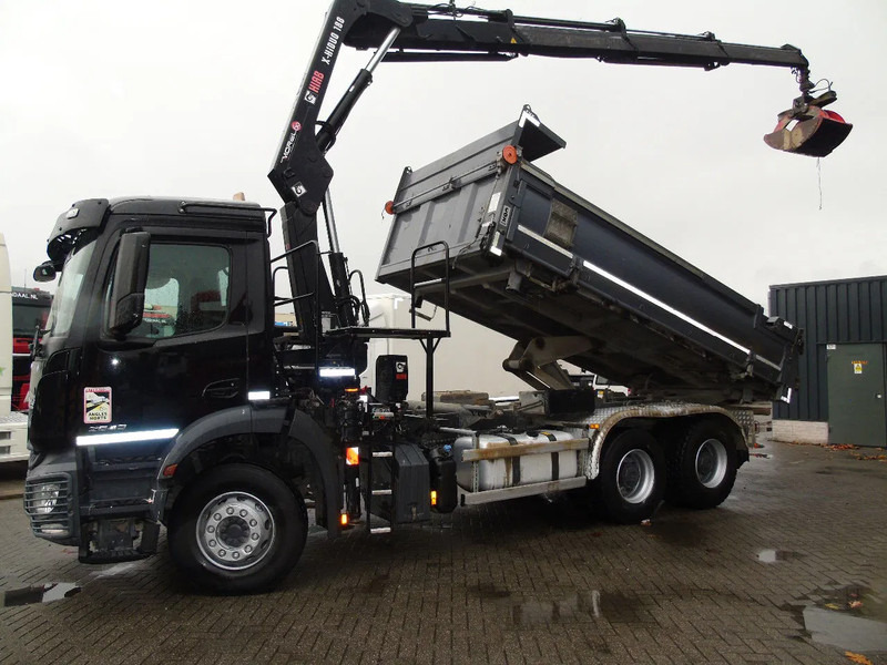 Mercedes-Benz Arocs 2643 + HIAB HIDUO 188B-3 + 6X4 + 3 SIDE TIPPER - Darus autó: 4 kép. Mercedes-Benz Arocs 2643 + HIAB HIDUO 188B-3 + 6X4 + 3 SIDE TIPPER - Darus autó: 4 kép.