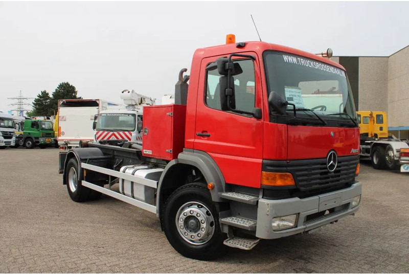 Mercedes-Benz Atego 1923 + HOOK SYSTEM + EURO 2 - Horgos rakodó teherautó: 3 kép. Mercedes-Benz Atego 1923 + HOOK SYSTEM + EURO 2 - Horgos rakodó teherautó: 3 kép.