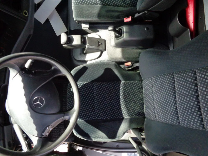 Mercedes-Benz Atego 816 + Euro 5 - Dobozos felépítményű teherautó: 5 kép. Mercedes-Benz Atego 816 + Euro 5 - Dobozos felépítményű teherautó: 5 kép.