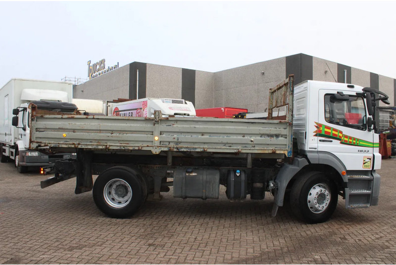 Mercedes-Benz Axor 1833 + tipper + manual - Billenőplatós teherautó: 4 kép. Mercedes-Benz Axor 1833 + tipper + manual - Billenőplatós teherautó: 4 kép.