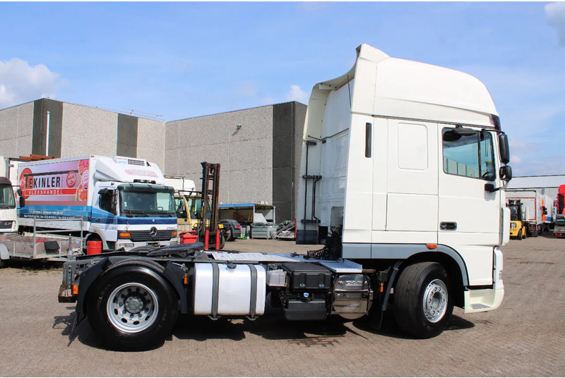 DAF XF 105.460 + EURO 5 + - Nyergesvontató: 4 kép. DAF XF 105.460 + EURO 5 + - Nyergesvontató: 4 kép.