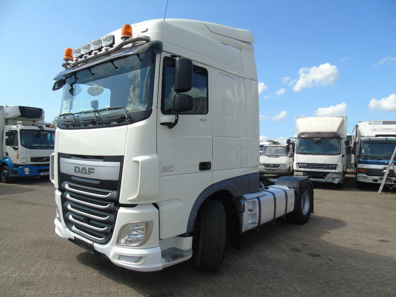DAF XF 460 + 302KM + PTO + EURO 6 - Nyergesvontató: 2 kép. DAF XF 460 + 302KM + PTO + EURO 6 - Nyergesvontató: 2 kép.