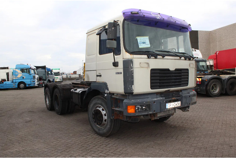 MAN F 26.364 + 6X4 + BIG AXLE + EURO 2 + MANUAL - Nyergesvontató: 4 kép. MAN F 26.364 + 6X4 + BIG AXLE + EURO 2 + MANUAL - Nyergesvontató: 4 kép.