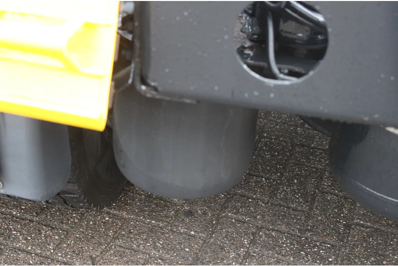 Nyergesvontató MAN TGX 18.440 + euro 6 + double tank + spoiler: 18 kép.