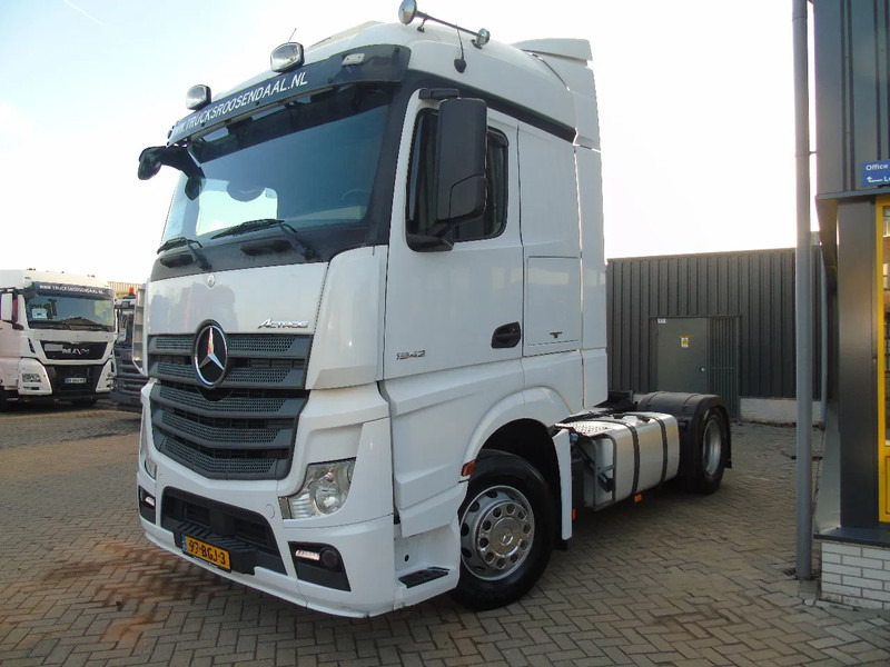 Mercedes-Benz Actros 1942 + EURO 6 - Nyergesvontató: 2 kép. Mercedes-Benz Actros 1942 + EURO 6 - Nyergesvontató: 2 kép.