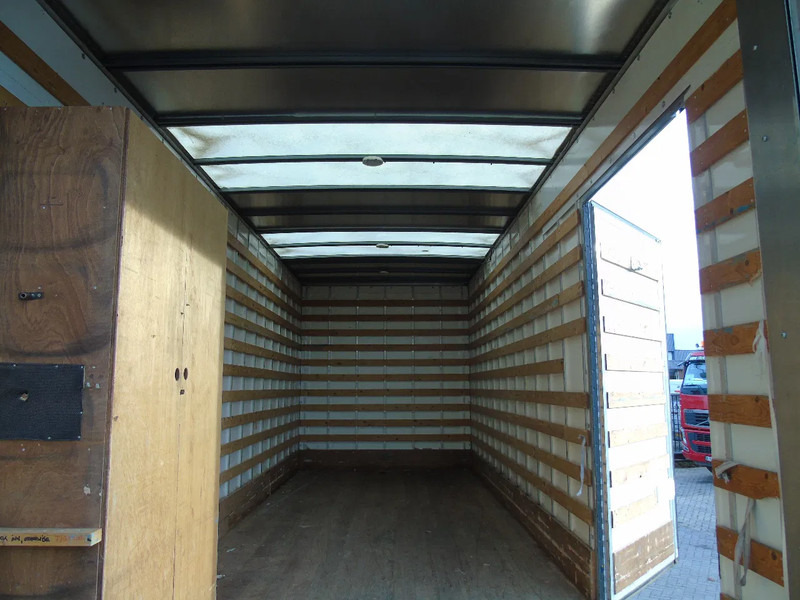 Renault D 220 + special lift + 165km! - Dobozos felépítményű teherautó: 4 kép. Renault D 220 + special lift + 165km! - Dobozos felépítményű teherautó: 4 kép.