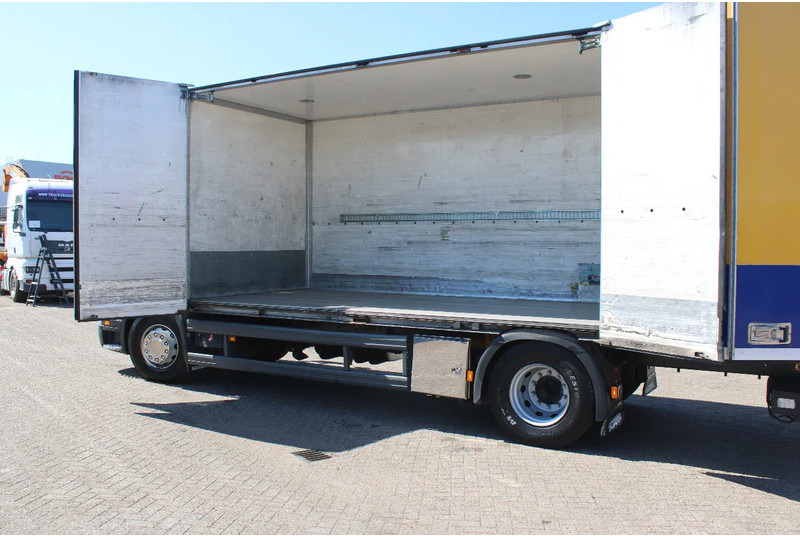 Scania P 230 + LIFT - Dobozos felépítményű teherautó: 4 kép. Scania P 230 + LIFT - Dobozos felépítményű teherautó: 4 kép.