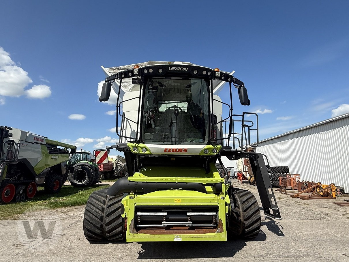 CLAAS Lexion 8900 TT - Kombájn: 2 kép. CLAAS Lexion 8900 TT - Kombájn: 2 kép.