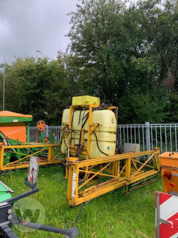 Dubex 1200l - Függesztett permetező: 2 kép. Dubex 1200l - Függesztett permetező: 2 kép.