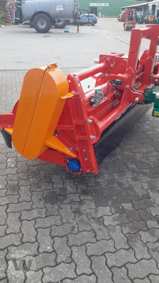 Dücker UM 27 - Szárzúzó/ Mulcsozó: 3 kép. Dücker UM 27 - Szárzúzó/ Mulcsozó: 3 kép.