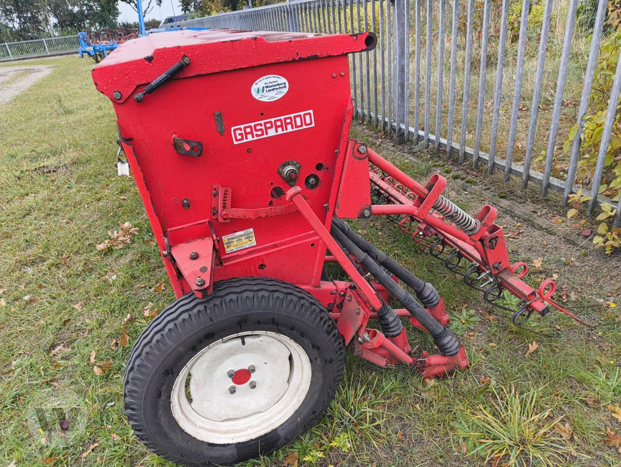 Gaspardo M 300 - Szemenkénti vetőgép: 3 kép. Gaspardo M 300 - Szemenkénti vetőgép: 3 kép.