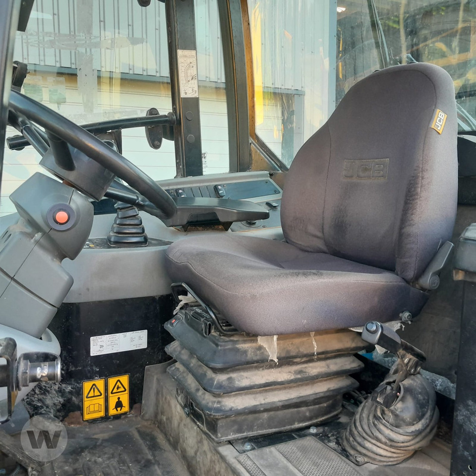 JCB TM 220 - Gumikerekes homlokrakodó: 2 kép. JCB TM 220 - Gumikerekes homlokrakodó: 2 kép.