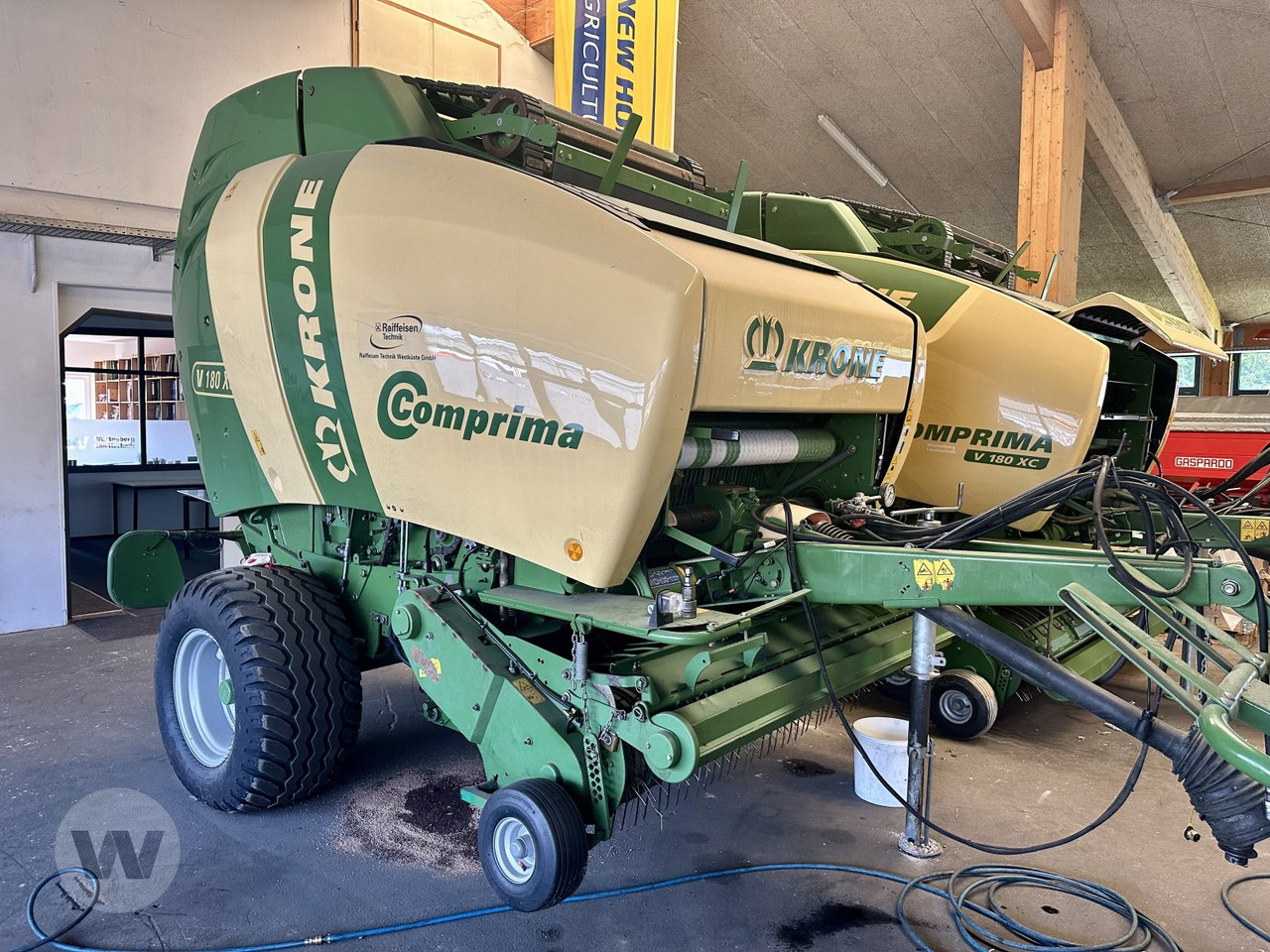 Krone Comprima V 180 XC - Bálázó: 1 kép. Krone Comprima V 180 XC - Bálázó: 1 kép.