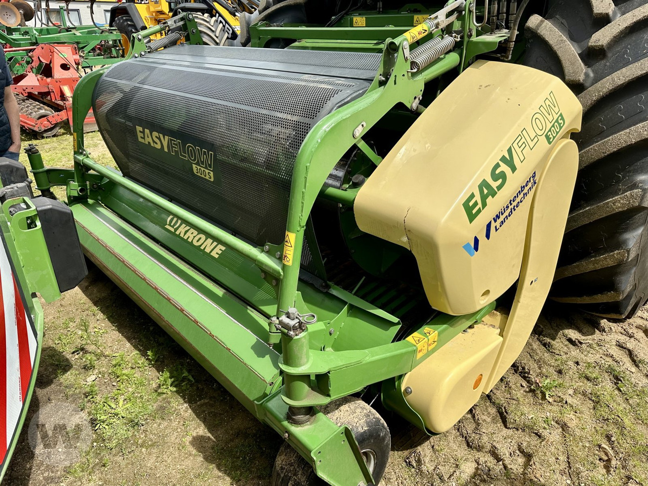 Krone Easy Flow 300 S - Takarmánybetakarító gép: 1 kép. Krone Easy Flow 300 S - Takarmánybetakarító gép: 1 kép.