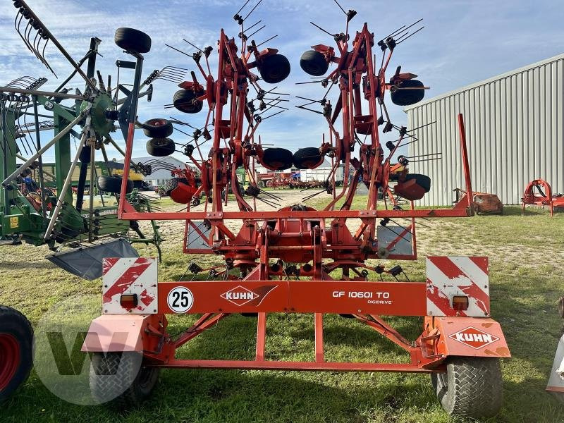 Kuhn GF 10601 - Szénaforgató: 1 kép. Kuhn GF 10601 - Szénaforgató: 1 kép.