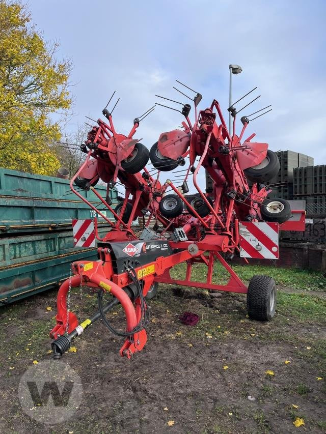 Kuhn GF 10802 - Szénaforgató: 1 kép. Kuhn GF 10802 - Szénaforgató: 1 kép.