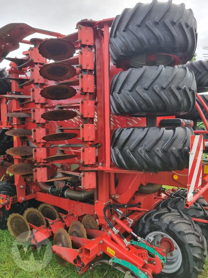 Kverneland U-Drill - Szemenkénti vetőgép: 2 kép. Kverneland U-Drill - Szemenkénti vetőgép: 2 kép.