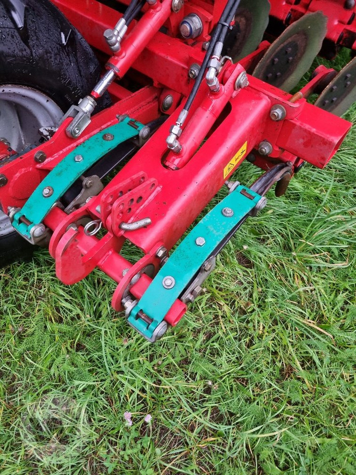 Kverneland U-Drill - Szemenkénti vetőgép: 5 kép. Kverneland U-Drill - Szemenkénti vetőgép: 5 kép.