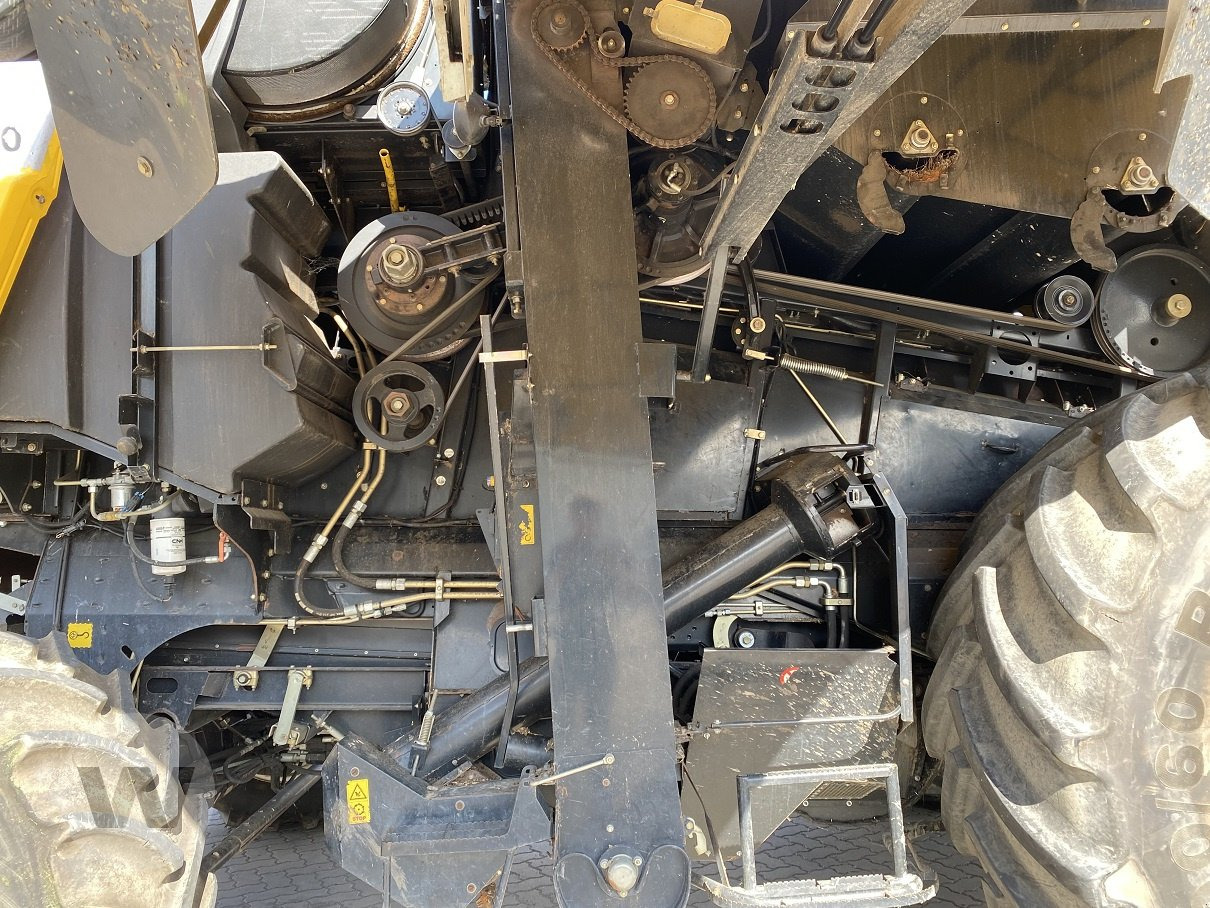 New Holland CR 9090 - Kombájn: 2 kép. New Holland CR 9090 - Kombájn: 2 kép.