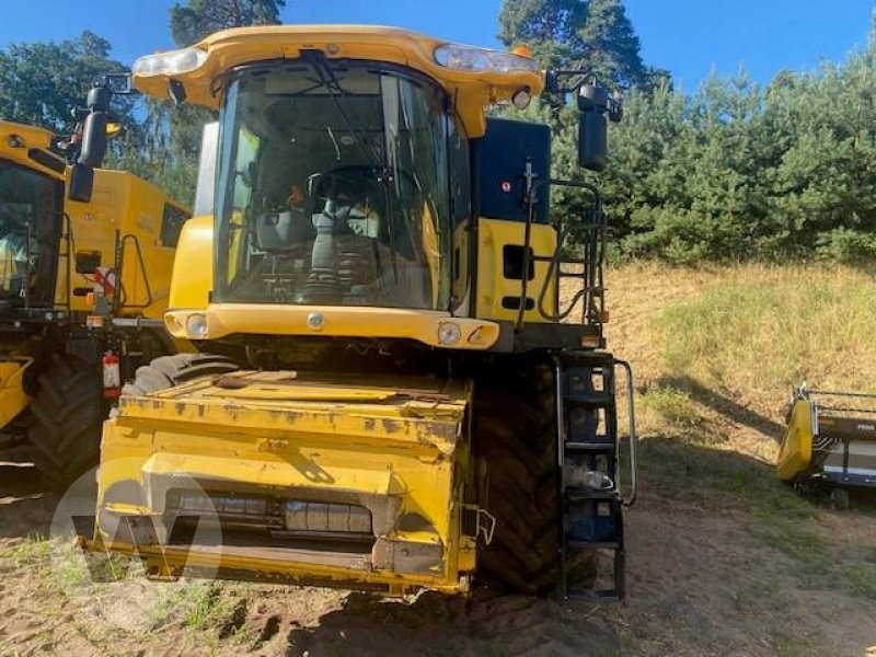 New Holland CR 980 - Kombájn: 2 kép. New Holland CR 980 - Kombájn: 2 kép.