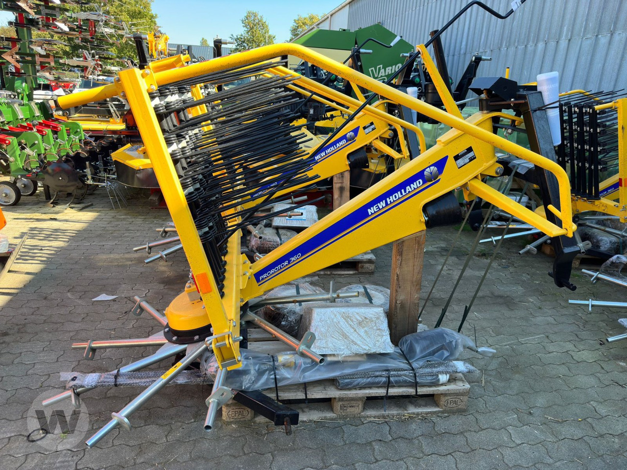 New Holland Prorotor 360 - Szénaforgató: 2 kép. New Holland Prorotor 360 - Szénaforgató: 2 kép.