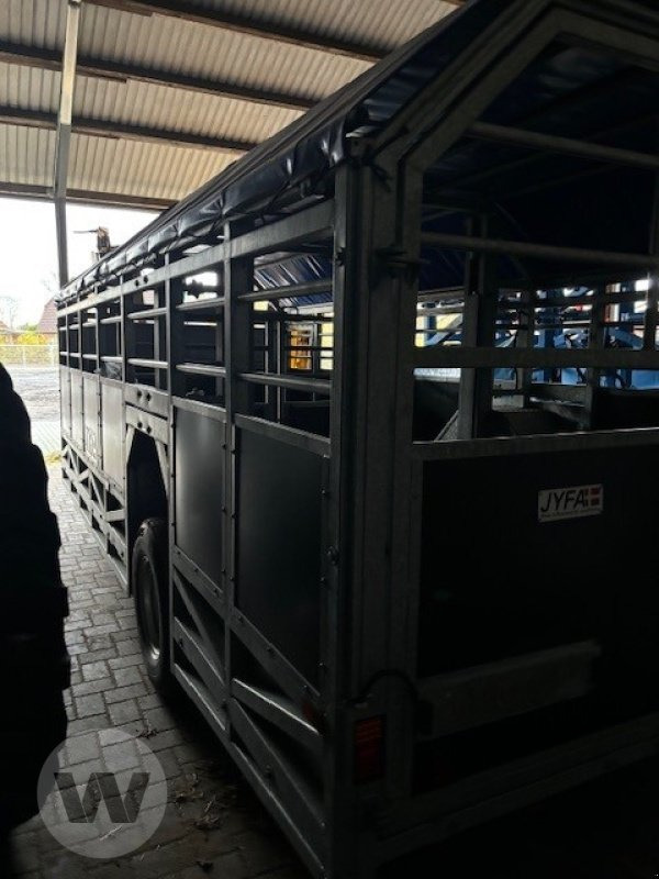 Transportwagen 6 m - Pótkocsi állatszállító: 2 kép. Transportwagen 6 m - Pótkocsi állatszállító: 2 kép.