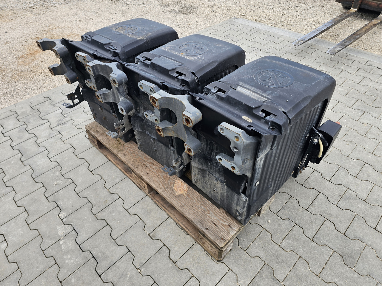 DAF XF106 EURO 6 / VERTICAL BATTERY BOX - Akkumulátor: 3 kép. DAF XF106 EURO 6 / VERTICAL BATTERY BOX - Akkumulátor: 3 kép.