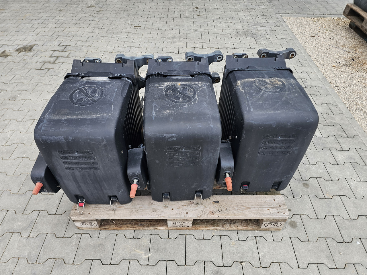 DAF XF106 EURO 6 / VERTICAL BATTERY BOX - Akkumulátor: 1 kép. DAF XF106 EURO 6 / VERTICAL BATTERY BOX - Akkumulátor: 1 kép.