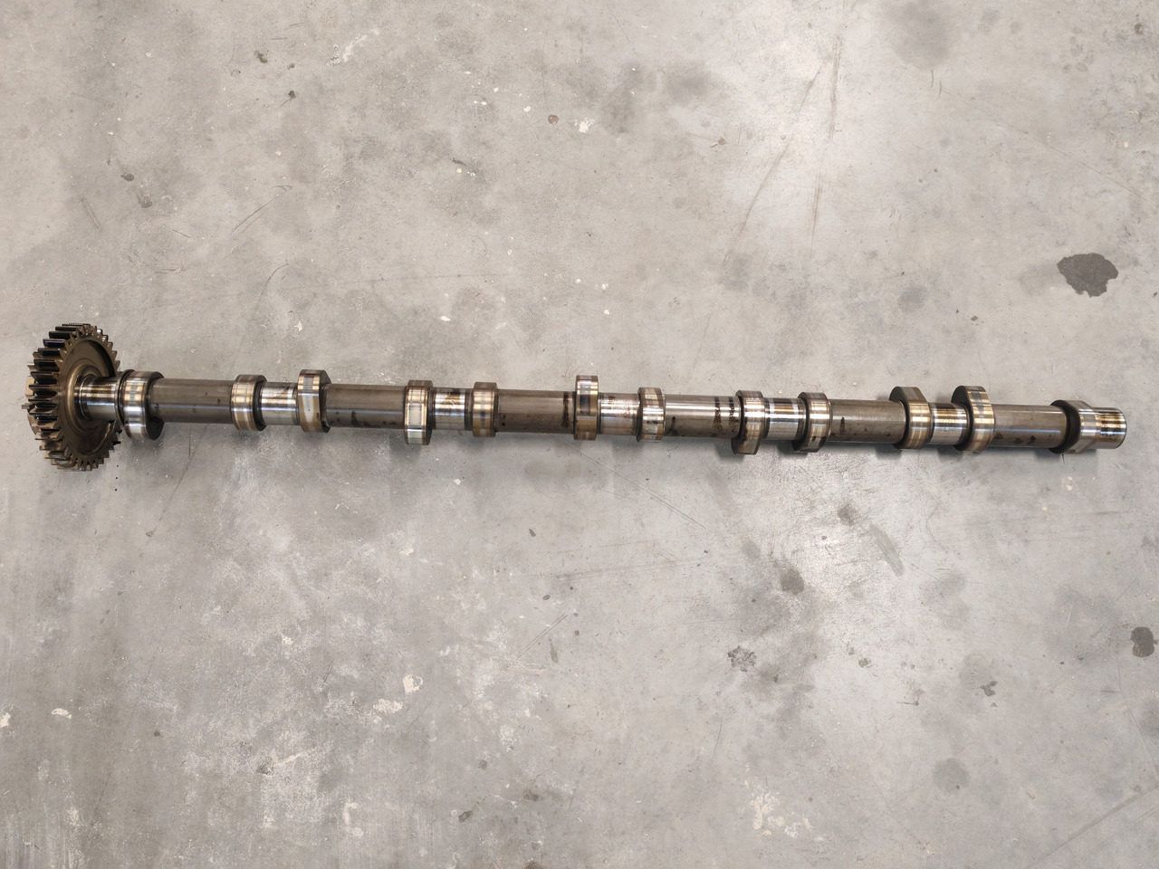 MAN TGS TGX EURO 6 / D2676LF / CAMSHAFT / 51044011023 - Vezérműtengely: 2 kép. MAN TGS TGX EURO 6 / D2676LF / CAMSHAFT / 51044011023 - Vezérműtengely: 2 kép.