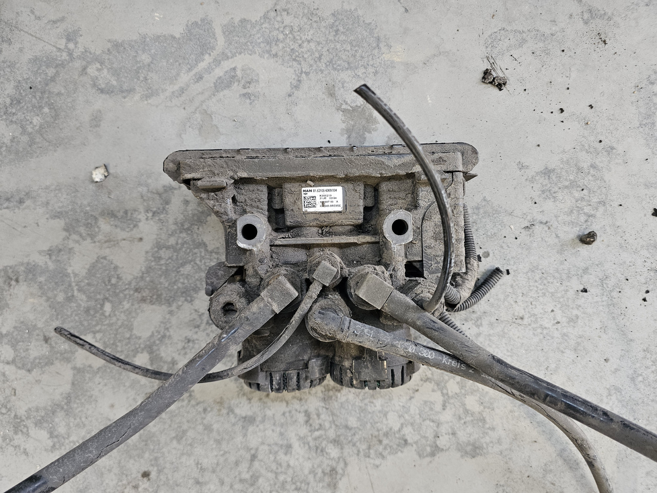 MAN TGS TGX / REAR EBS VALVE / 81521066069 - Fékszelep: 2 kép. MAN TGS TGX / REAR EBS VALVE / 81521066069 - Fékszelep: 2 kép.