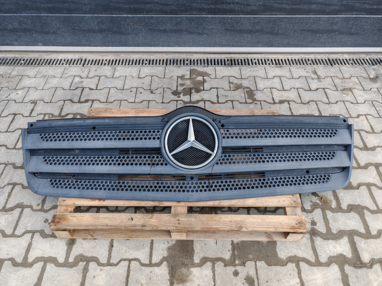 MERCEDES-BENZ ATEGO MP4 EURO 6 / FRONT GRILL - Rács: 2 kép. MERCEDES-BENZ ATEGO MP4 EURO 6 / FRONT GRILL - Rács: 2 kép.