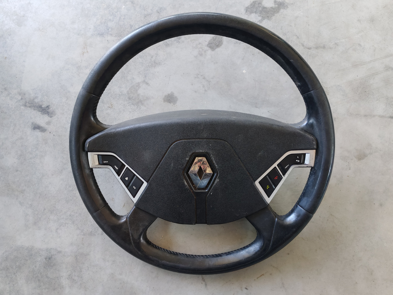 RENAULT RANGE T / STEERING WHEEL / 7484519945 - Kormánykerék: 1 kép. RENAULT RANGE T / STEERING WHEEL / 7484519945 - Kormánykerék: 1 kép.