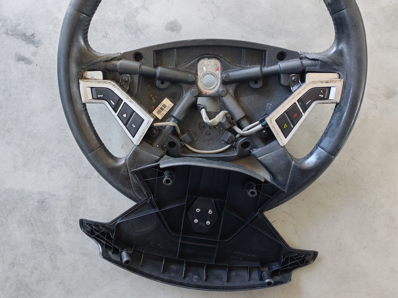 RENAULT RANGE T / STEERING WHEEL / 7484519945 - Kormánykerék: 2 kép. RENAULT RANGE T / STEERING WHEEL / 7484519945 - Kormánykerék: 2 kép.
