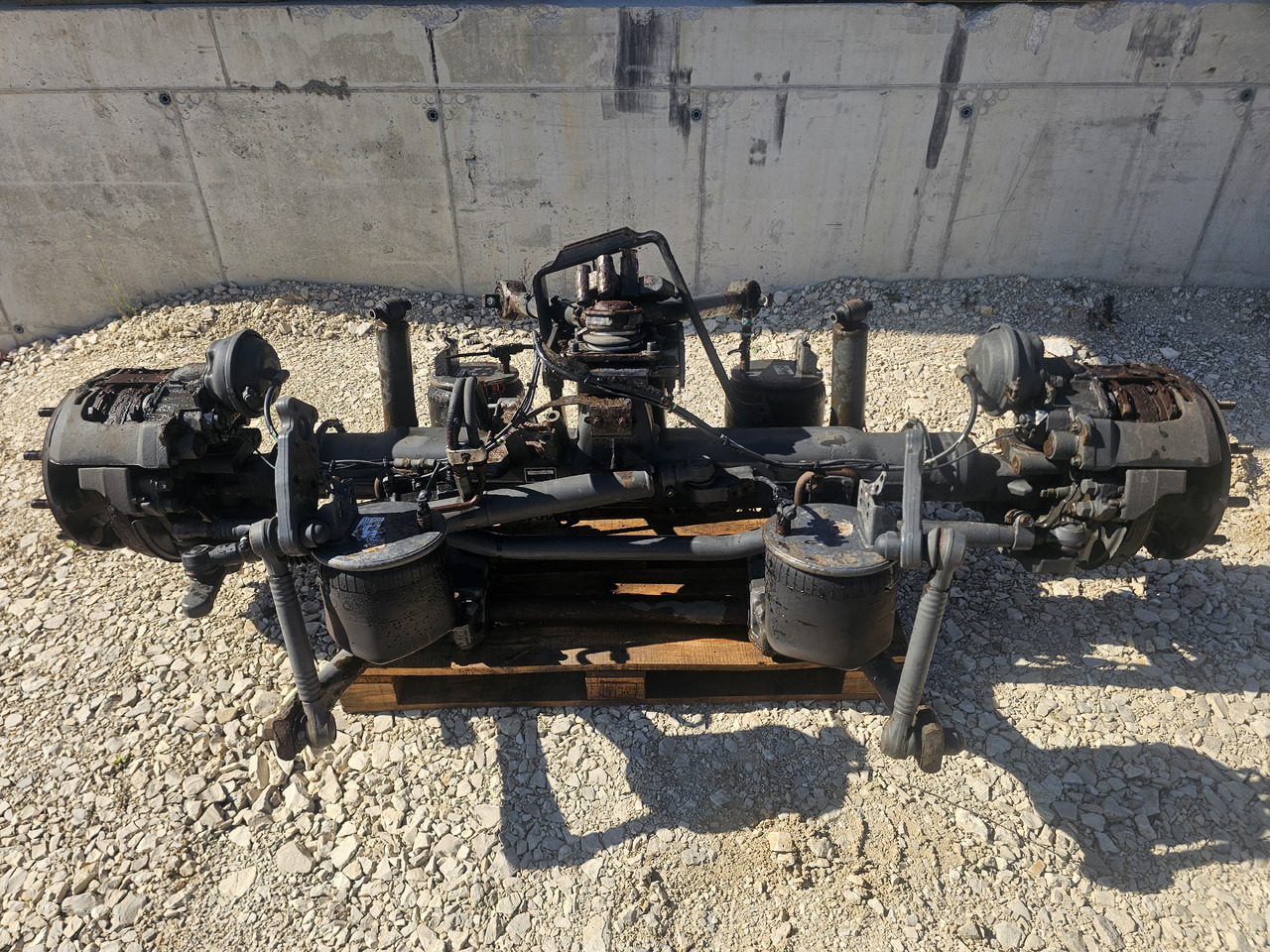 VOLVO FH FM / LIFT & STEERING AXLE / 6x2 / COMPLETE - Hátsó tengely: 2 kép. VOLVO FH FM / LIFT & STEERING AXLE / 6x2 / COMPLETE - Hátsó tengely: 2 kép.