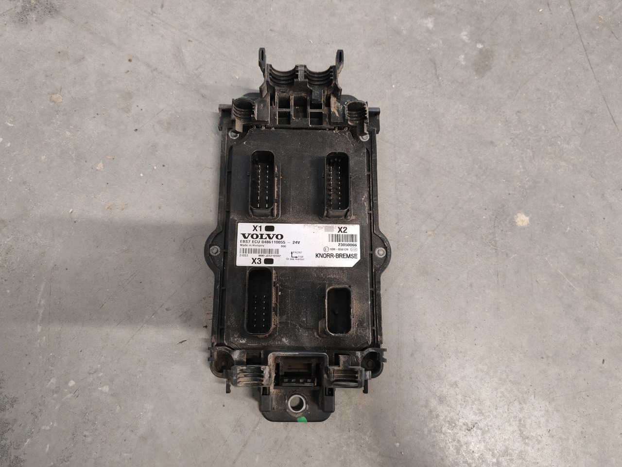 VOLVO FH5 FM5 EURO 6 / EBS CONTROL UNIT / 23050066 - ECU: 2 kép. VOLVO FH5 FM5 EURO 6 / EBS CONTROL UNIT / 23050066 - ECU: 2 kép.